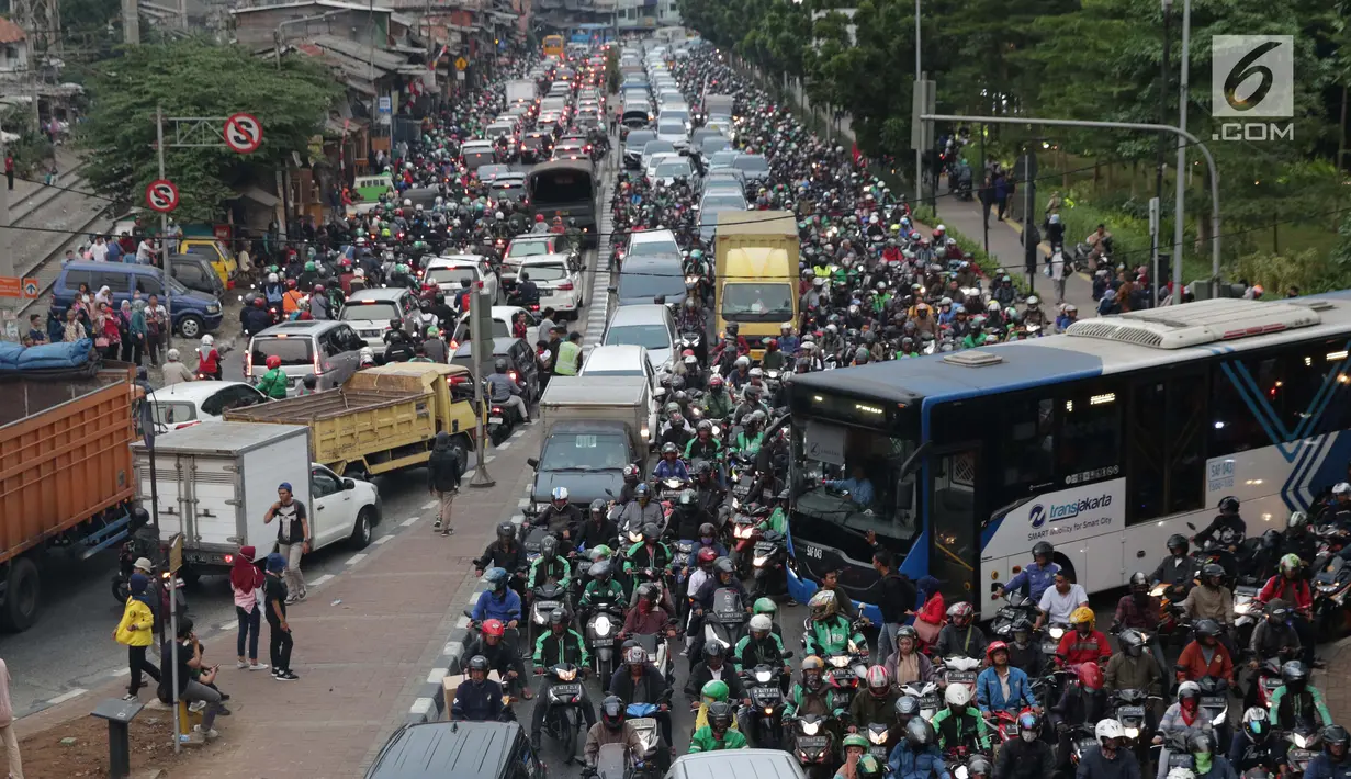 Kendaraan  terjebak kemacetan di sekitar kawasan Pejompongan akibat unjuk rasa mahasiswa di depan Gedung DPR, Jakarta, Selasa (24/9/2019). Demonstrasi mahasiswa dilakukan untuk menolak pengesahan berbagai RUU yang dianggap bermasalah. (Liputan6.com/Helmi Fithriansyah)