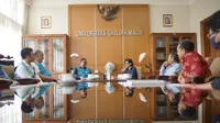 Pertemuan antara Rektor UGM Ova Emilia dengan Direktur Utama PLN Darmawan Prasodjo. PLN akan merevitalisasi jaringan kelistrikan di kawasan kampus UGM Yogyakarta untuk pertama kalinya sejak kampus ini berdiri. (Dok PLN)