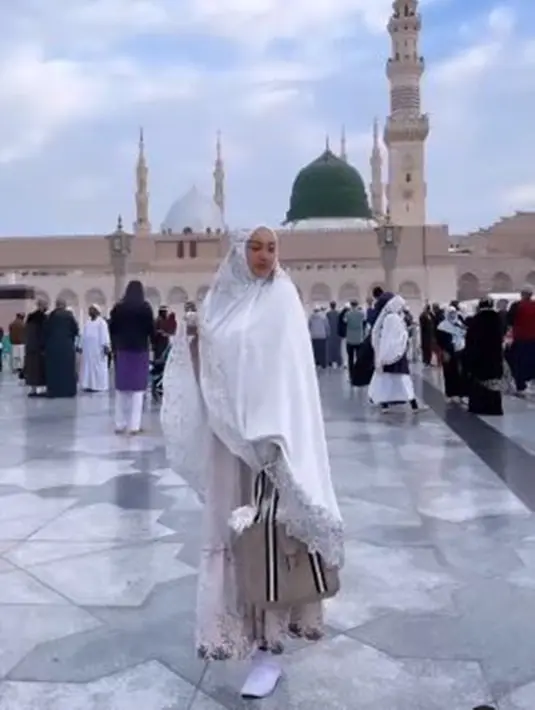 Tidak lupa, Tata Cahyani juga menyempatkan diri untuk berfoto di berbagai tempat indah di Mekkah dan Madinah. Berpose cantik dengan penampilannya yang berbeda, mantan istri Tommy Soeharto itu curi perhatian warganet karena sempat bikin pangling. (Liputan6.com/IG/@tatacahyani)
