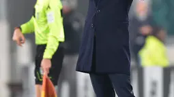 Pelatih Juventus, Massimiliano Allegri menginstruksikan pemainnya saat bertanding melawan Inter Milan pada lanjutan Liga Serie A Italia di Allianz stadium, Turin (7/12). Juventus menang tipis atas Inter Milan 1-0. (Andrea Di Marco/ANSA via AP)