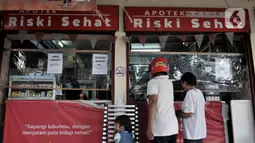 Warga membeli obat di salah satu apotik yang tetap diperbolehkan buka di Pasar Perumnas Klender, Jakarta, Rabu (10/6/2020). Pasar Perumnas Klender terpaksa ditutup sementara setelah ditemukannya sebanyak 20 pedagang postif Covid-19. (merdeka.com/Iqbal S. Nugroho)