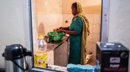 Ngone, saudara ipar Bara Tambedou, memasak makanan berbuka puasa pada bulan suci Ramadan, di Dakar, Senegal, 25 April 2020. Tahun ini, banyak keluarga menjalankan Ramadan di rumah dengan larangan pertemuan publik dan penerapan jam malam untuk menekan penyebaran Covid-19. (AP/Sylvain Cherkaoui)