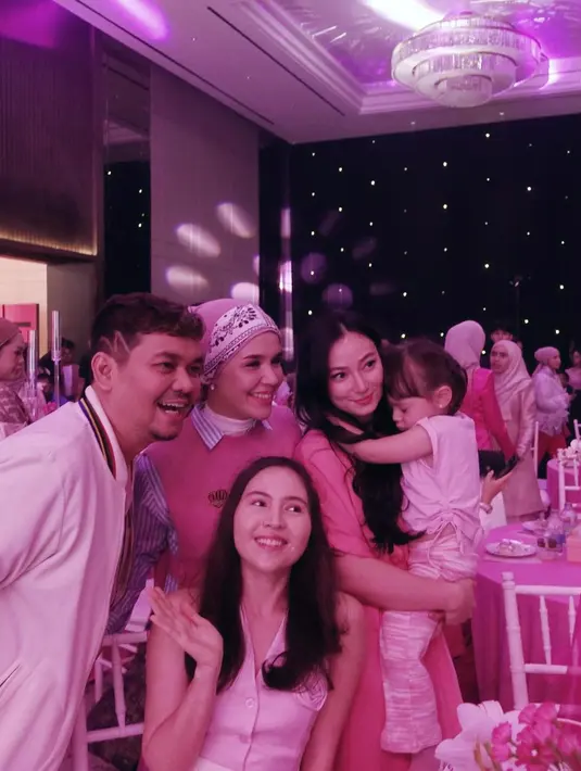 Acara yang digelar di She La Vie Grand Ballroom ini pun tampak dihadiri oleh para sahabat dan rekan kerja Irish Bella. Bahkan, beberapa artis juga turut hadir di momen tersebut. (Liputan6.com/IG/@asmirandah89)