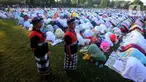 Pecalang dari Banjar Pegok berjaga saat umat muslim melakukan Sholat Idul Fitri di Lapangan Pegok, Sesetan, Denpasar, Sabtu (22/4/2023). (merdeka.com/Arie Basuki)