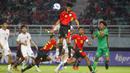 <p>Pemain Timnas Timor Leste U-19, Aureo Viera da Costa (tengah) melompat untuk menyundul bola saat menghadapi Timnas Indonesia U-19 Jens Raven pada laga matchday ketiga Grup A Piala AFF U-19 di Stadion Gelora Bung Tomo, Surabaya. Selasa (23/7/2024). (Bola.com/Aditya Wany)</p>