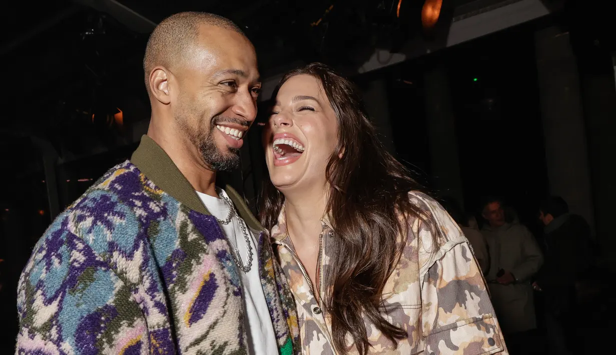 Ashley Graham (kanan) dan Justin Ervin menghadiri koleksi siap pakai Isabel Marant Fall/Winter 2023-2024 yang dipresentasikan Paris, Prancis, 2 Maret 2023. Ashley Graham tampil mesra bersama sang suami Justin Ervin saat menghadiri Paris Fashion Week. (Vianney Le Caer/Invision/AP)