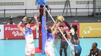 Pemain Jakarta BNI 46 asal Jepang Takahiro Tozaki (kanan) dan Nizar Julfikar dari Surabaya Bhayangkara Samator beradu blok dalam laga PLN Mobile Proliga 2022 di GOR Padepokan Voli Jenderal Polisi Kunarto, Sentul, Jumat (14/1). (PBVSI)