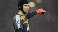 Petr Cech mengklaim Arsenal seharusnya bisa mencetak lima gol ke gawang Everton. (Reuters / Dylan Martinez)