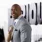 Dwayne Johnson saat menghadiri pemutaran perdana "Furious 7" di TCL Chinese Theatre IMAX, Los Angeles, Rabu (1/4/2015). Film tersebut menghadirkan aktor Paul Walker yang meninggal musim gugur lalu sebelum menyelesaikan film.(REUTERS/Mario Anzuoni)