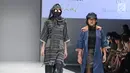 Model dan perancang busana berjalan diatas catwalk menujukkan karyanya di Jakarta Fashion Week 2018 di Senayan City, Jakarta, Sabtu (21/10). Memasuki tahun ke-10, JFW 2018 mengusung tema 'Bhinneka dan Berkarya'. (Liputan6.com/Herman Zakharia)