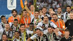 1. Selebrasi juara dilakukan pemain Juventus usai menundukan AC Milan Juventus pada laga Final Piala Super Italia yang berlangsung di stadion King Abdullah Sports City, Jeedah, Kamis (17/1). Juventus menang 1-0 (AFP/Giuseppe Cacace)