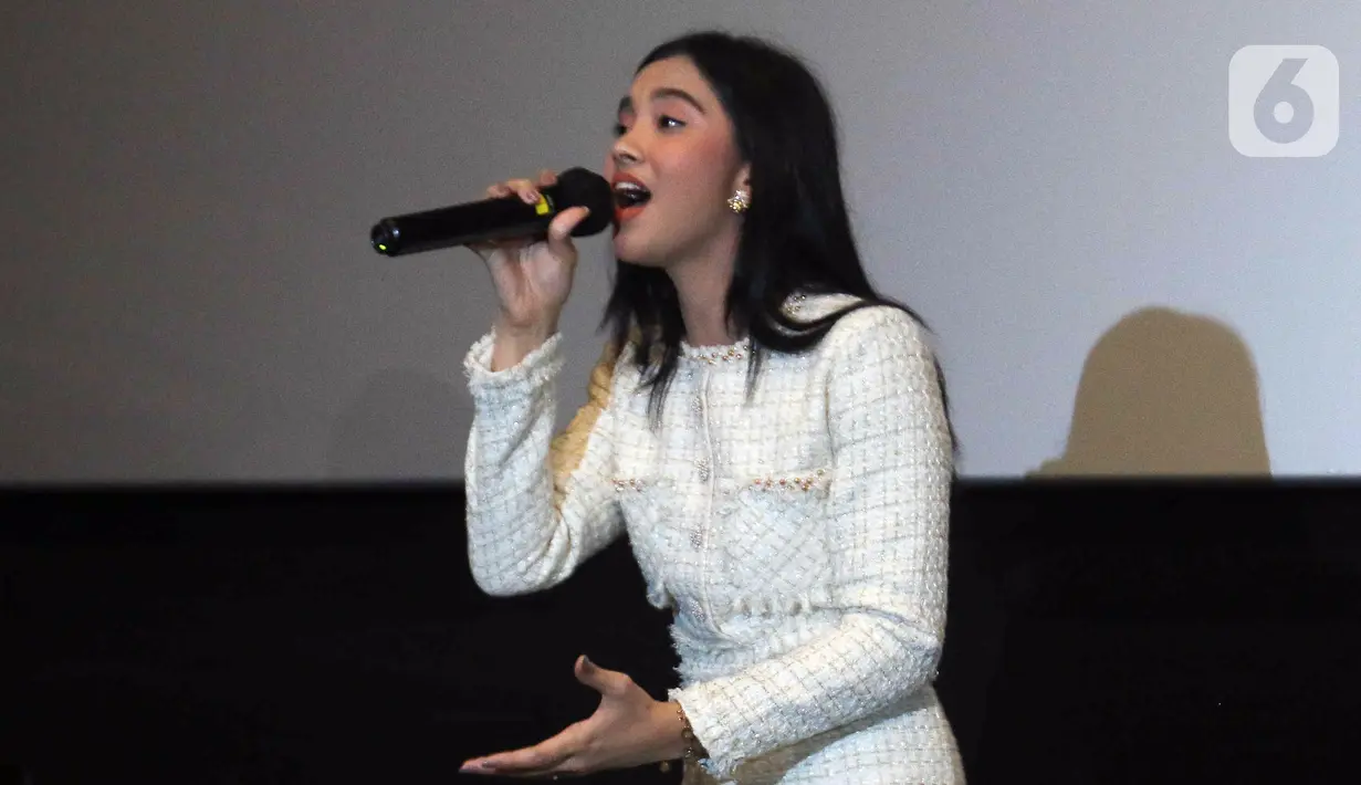 Penyanyi Lyodra Ginting bernyanyi saat konferensi pers peluncuran remake lagu 'Sang Dewi' di kawasan Thamrin, Jakarta, Kamis (11/8/2022). Lyodra Ginting secara resmi meluncurkan remake lagu lawas dan musik video 'Sang Dewi' yang berkolaborasi dengan musikus sekaligus komposer Andi Rianto. (Liputan6.com/Herman Zakharia)