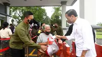 Momen Jokowi Bagi-bagi Sembako di Bali Sambil Pakai Sarung