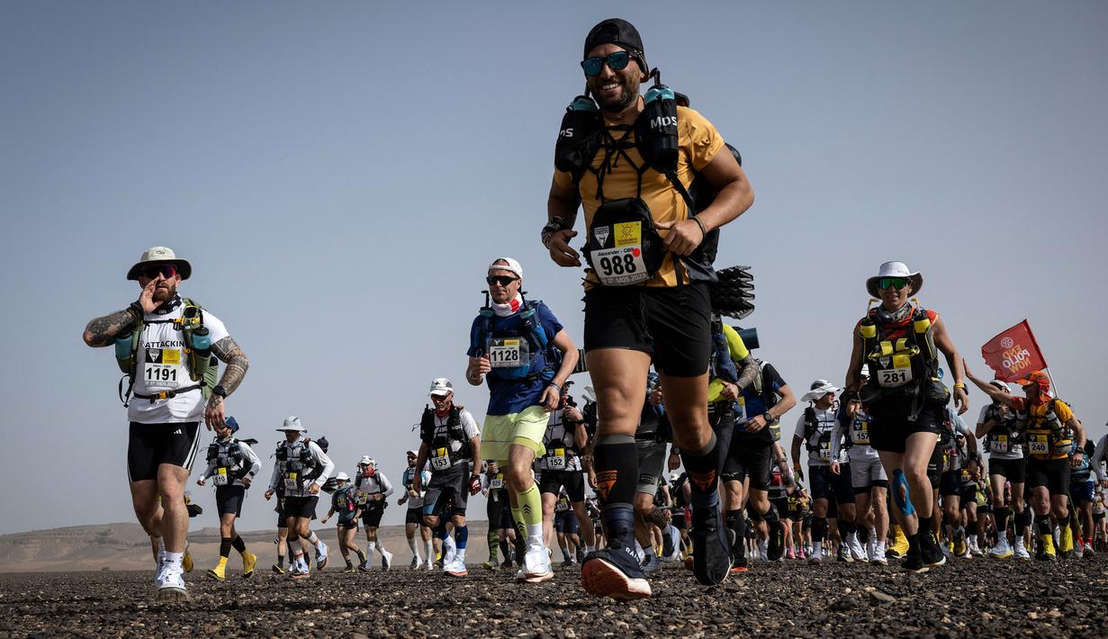 Sejumlah pelari berkompetisi pada stage pertama Marathon des Sables 2023 yang menempuh antara Jebel Irhs hingga Oued Tijekht di Gurun Sahara, Maroko, 24 April 2023. Ajang yang berlangsung dari 21 April hingga 1 Mei 2023 tersebut diikuti oleh 1200 pelari dan akan menempuh 250 km. (AFP/Jean-Philippe Ksiazek)