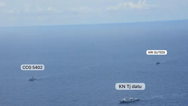 Bakamla RI melalui unsur Kapal Negara (KN) Tanjung Datu-301 mengusir kapal China Coast Guard (CCG) 5402.