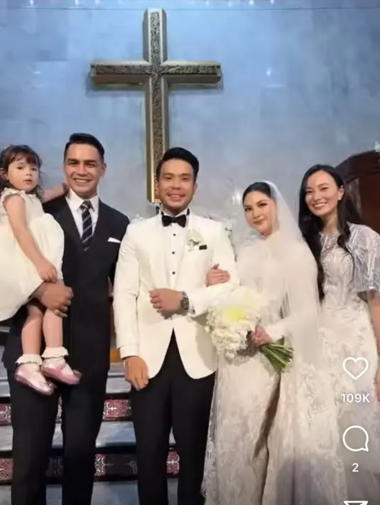 Asmirandah hadir bersama keluarga kecilnya menghadiri pemberkatan Jessica Mila dan Yakup Hasibuan. Saat hadir, ia pun penuh haru melihat prosesi pernikahan tersebut. Credit: Instagram (@asmirandah89)