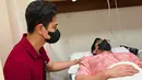 Meski memakai masker hitam, wajah Verrell Bramasta terlihat sangat lelah. Momen liburan Verrell Bramasta di Bali ternyata tak berjalan mulus. Pasalnya, Verrell justru jatuh sakit karena mengalami Bali Belly. (Liputan6.com/IG/@athallanaufal7)