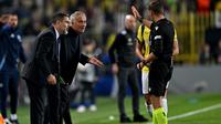 Pelatih Fenerbahce asal Portugal Jose Mourinho (tengah) bereaksi terhadap wasit Prancis Cl&eacute;ment Turpin (kanan) setelah menerima kartu merah selama pertandingan sepak bola putaran pertama Liga Europa UEFA antara Fenerbahce SK dan Manchester United di Stadion Sukru Saracoglu di Istanbul pada 24 Oktober 2024.Ozan KOSE / AFP