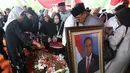 Keluarga dan kerabat menabur bunga di makam Jenderal TNI (Purn) Ryamizard Ryacudu di Taman Makam Pahlawan Nasional, Kalibata, Jakarta, Senin (1/6/2026). (Kapanlagi.com/Budy Santoso)