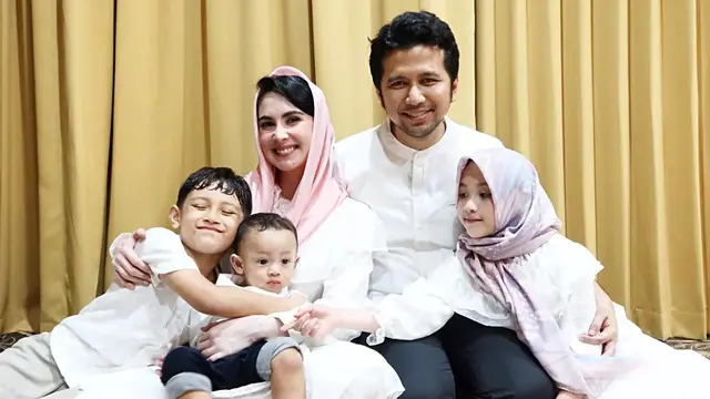 Sudah memiliki tiga orang anak dalam pernikahannya yang berusia 9 tahun. (Liputan6.com/IG/@arumibachsin_94)