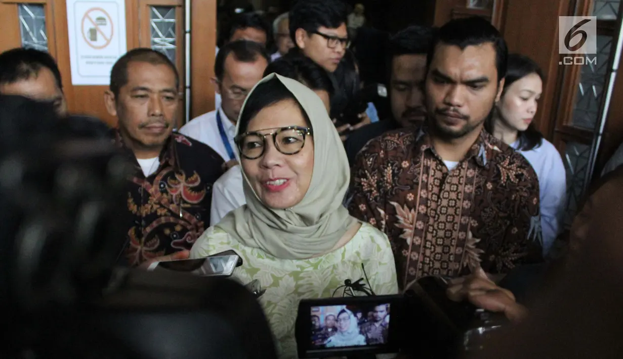 Mantan Dirut PT Pertamina (Persero), Karen G Agustiawan menjawab pertanyaan pewarta usai menjalani sidang di Pengadilan Tipikor, Jakarta, Kamis (7/2). Sidang beragendakan pembacaan eksepsi atas dakwaan jaksa. (Liputan6.com/Helmi Fithriansyah)