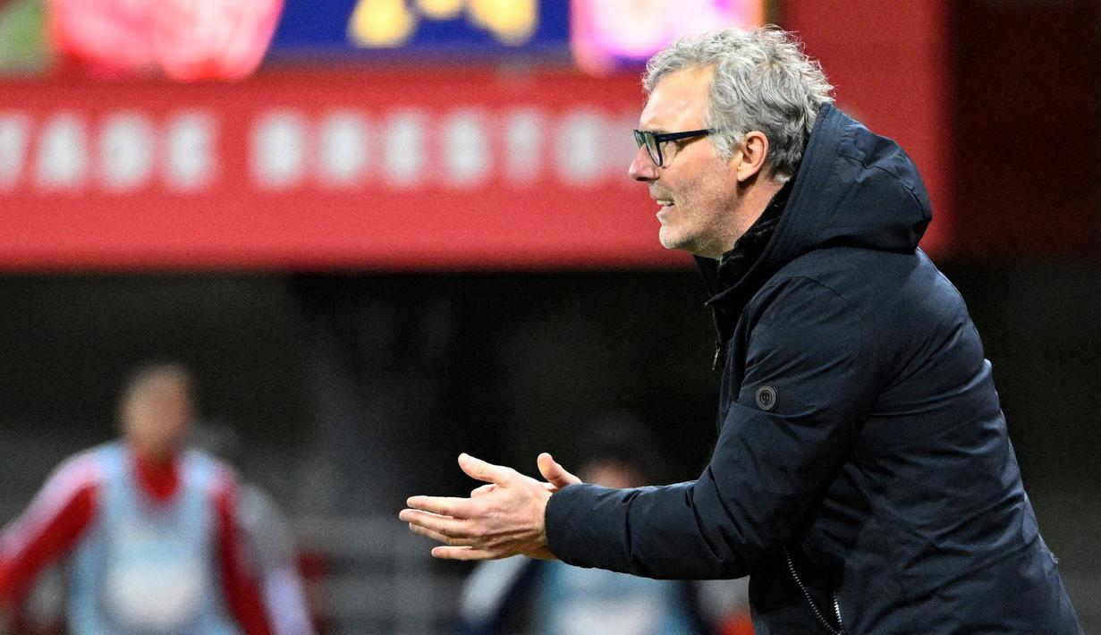 Pelatih Lyon, Laurent Blanc memberi instruksi dari pinggir lapangan saat menghadapi Stade Brestois 29 pada laga Ligue 1 2022/2023 di Francis Le Ble stadium, Brest (28/12/2022). Lyon menjadi klub keempat yang dilatih oleh Laurent Blanc setelah sebelumnya pernah membesut Bordeaux, Timnas Prancis, PSG, dan Al Rayyan. Ia mulai menangani Lyon sejak 9 Oktober 2022. (AFP/Damien Meyer)