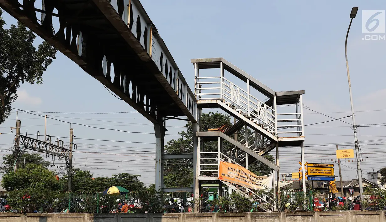 Suasana Jembatan Penyeberangan Orang (JPO) Pasar Minggu yang akan segera diturunkan di Jakarta, Kamis (4/4). Dampak dari proses penurunan JPO yang ambruk beberapa tahun lalu tersebut adalah pengalihan arus lalu lintas di sekitar lokasi. (Liputan6.com/Immanuel Antonius)