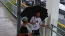 Keberadaan pengojek payung bagi sebagian warga yang terjebak hujan—tapi tidak memiliki atau membawa payung—sangat membantu agar bisa tetap beraktifitas ke tempat tujuan dengan tepat waktu. (Liputan6.com/Angga Yuniar)