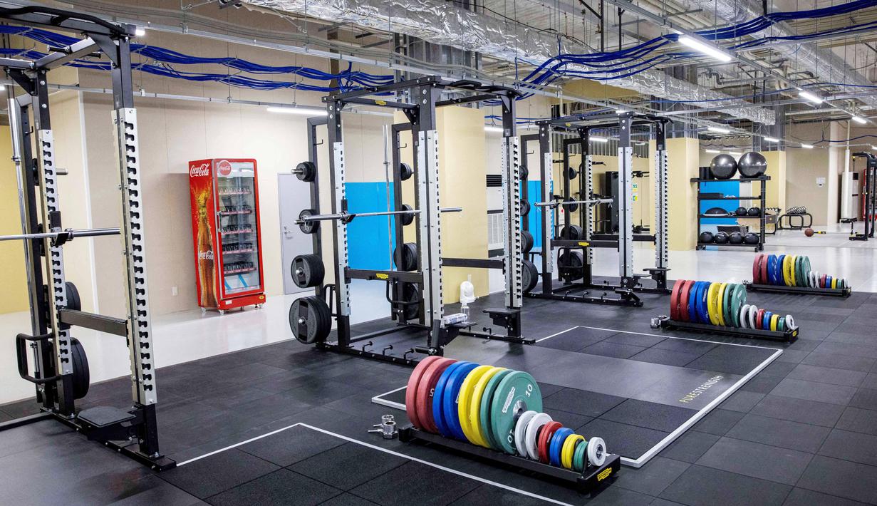Terdapat juga ruang gym sebagai fasilitas penunjang untuk para atlet. Ruang gym ini terdapat di setiap gedung desa atlet dan dilengkapi dengan beragam alat gym yang modern. (Foto: AFP/Behrouz Mehri)