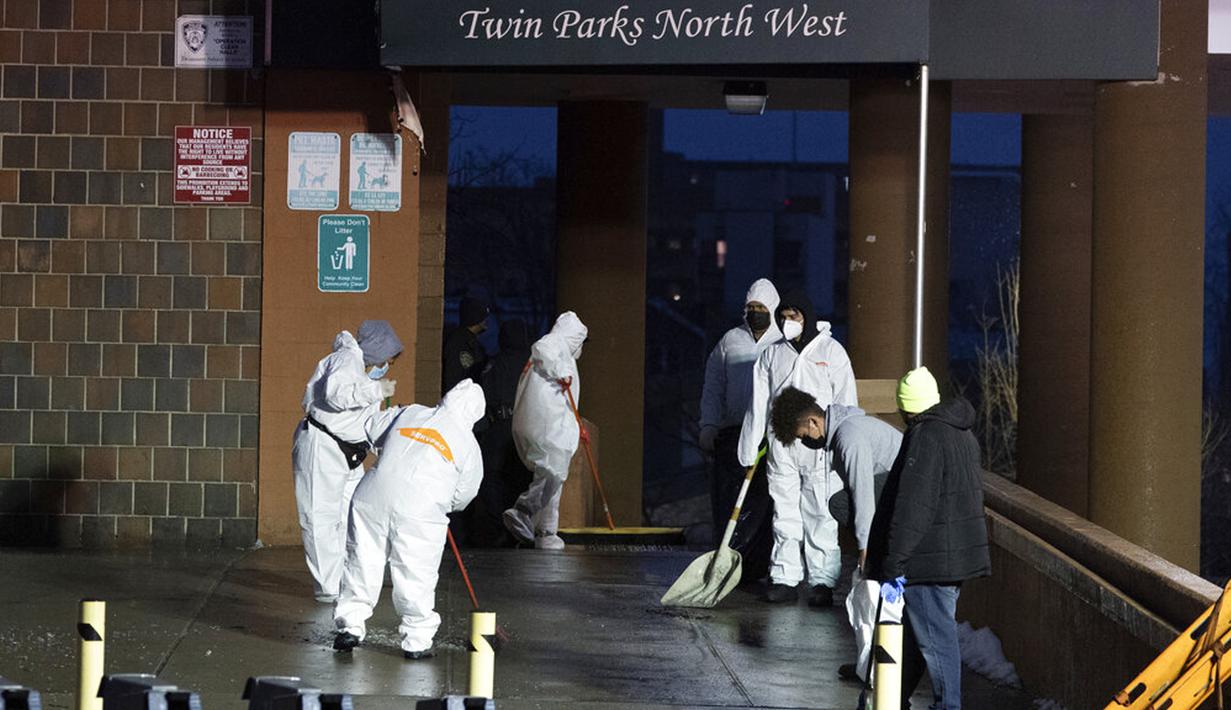 Pekerja membersihkan lantai di lokasi kebakaran gedung apartemen di Bronx, New York, Amerika Serikat, 9 Januari 2022. Menurut Komisaris FDNY Daniel Nigro, mayoritas korban tewas karena menghirup asap yang parah. (AP Photo/Jeenah Moon)