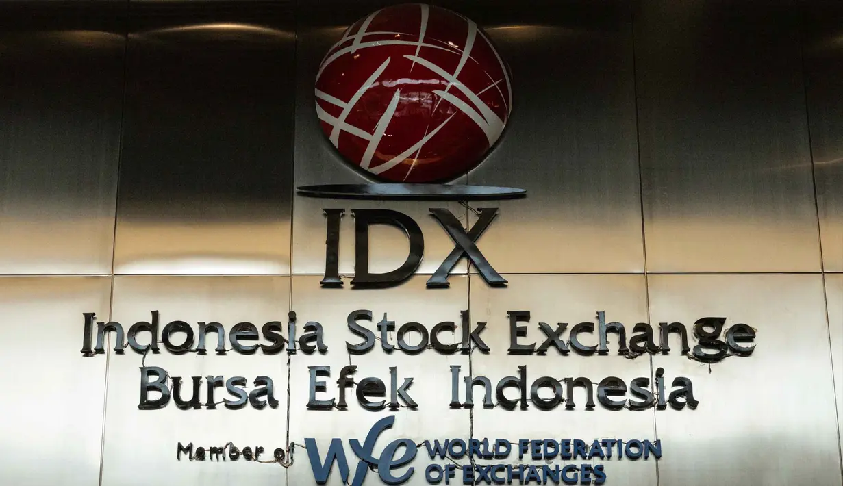 Kamis (29/1/2026) sore, tercatat sebanyak 214 saham bergerak menguat. Sementara, ada 521 saham melemah, dan 73 saham lainnya stagnan. Tampak dalam foto, logo Bursa Efek Indonesia (IDX) terlihat di Jakarta, Kamis (29/1/2026). (YASUYOSHI CHIBA/AFP)