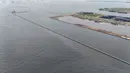 Hasil verifikasi menyebutkan bahwa pagar beton tersebut dibangun di kawasan reklamasi milik PT Karya Cipta Nusantara (KCN) dan telah mendapat izin. (merdeka.com/Arie Basuki)
