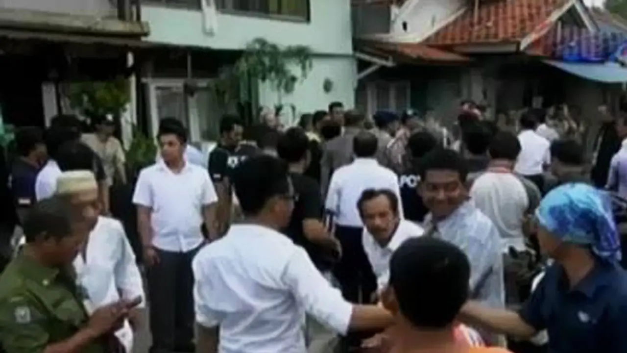 Polisi Diserang Warga hingga Unjuk Rasa Sopir taksi