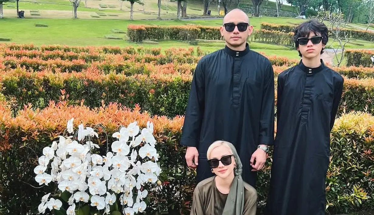Berkunjung ke malam mendiang Ashraf Sinclair Bunga Citra Lestari mengenakan kaftan warna hijau olive. Sedangkan Tiko see dan Noah mengenakan gamis pria hitam. [@itsmebcl]