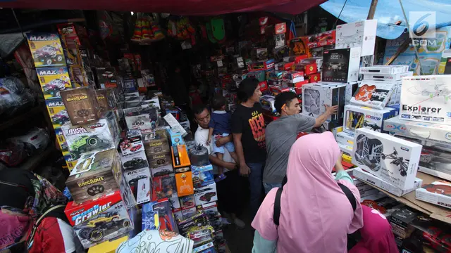 Libur Lebaran, Anak-Anak Serbu Toko Mainan