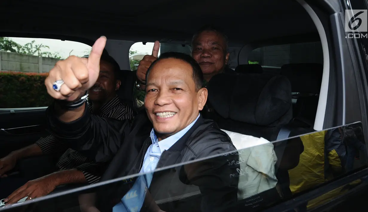 Mantan KSAU Marsekal (Purn) Agus Supriatna mengangkat tangan saat meninggalkan Gedung KPK, Jakarta, Rabu (3/1). Agus memenuhi panggilan KPK sebagai saksi dugaan korupsi pembelian Helikopter AW 101 milik TNI AU. (Liputan6.com/Helmi Fithriansyah)