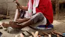Foto 4 Agustus 2018, perajin membuat pisau tradisional, jambiya, dari sisa-sisa rudal di Hajjah. Jambiya merupakan pisau belati khas Yaman yang berbentuk melengkung dan biasa digunakan kaum pria sebagai simbol keberanian dan perhiasan. (AP/Hammadi Issa)