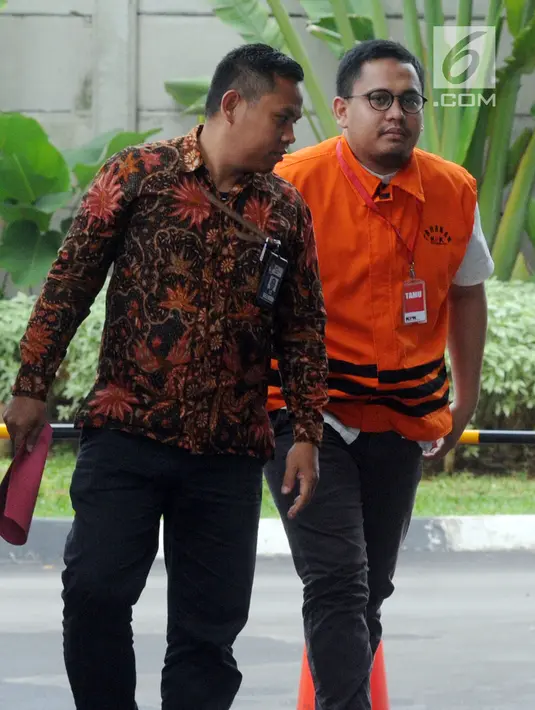 Pengacara Arif Fitrawan (kanan) tiba untuk pemeriksaan di gedung KPK, Jakarta, Rabu (12/12). Arif Fitrawan menjalani pemeriksaan perdana setelah ditetapkan sebagai tersangka dugaan suap penanganan perkara di PN Jakarta Selatan. (Merdeka.com/Dwi Narwoko)