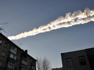 Asap bekas lintasan meteor yang jatuh di langit Kota Murmansk, Rusia Selasa (22/4/2014) (Livescine.com).