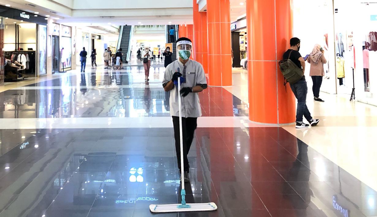 Petugas membersihkan lantai pusat perbelanjaan di Depok, Jawa Barat, Rabu (17/6/2020). Mulai 16 Juni 2020, sejumlah pusat perbelanjaan di Kota Depok kembali beroperasi selama masa PSBB proporsional, namun tetap dengan memerhatikan protokol-protokol kesehatan. (Liputan6.com/Immanuel Antonius)