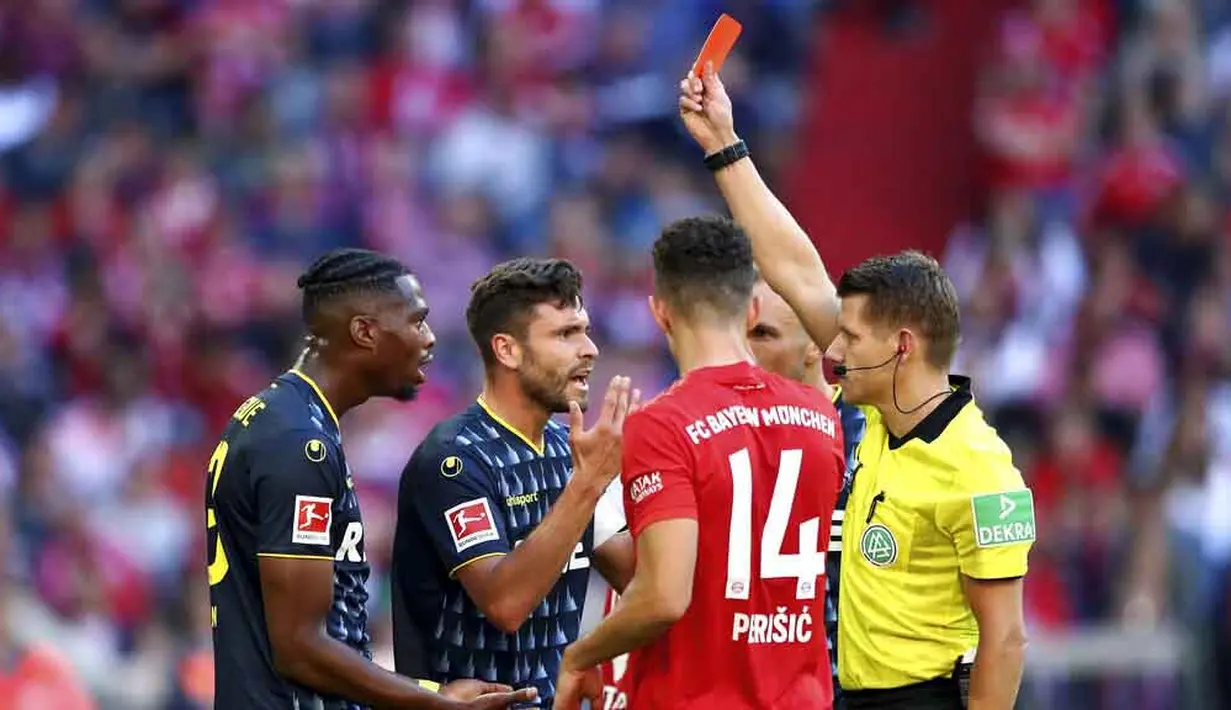 Wasit memberikan kartu merah kepada pemain Koln, Kinglsey Ehizibue, pada laga Bundesliga di Allianz Arena, Sabtu (21/9/2019). Bayern Munchen menang 4-0 atas Koln. (AP/Matthias Schrader)