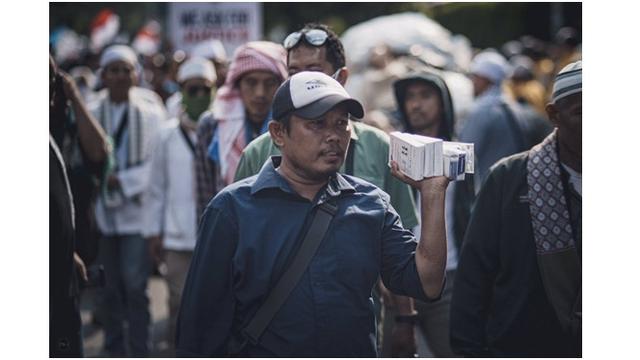 10 Potret Pedagang yang Berjualan Saat Aksi 22 Mei, Tak Peduli Situasi