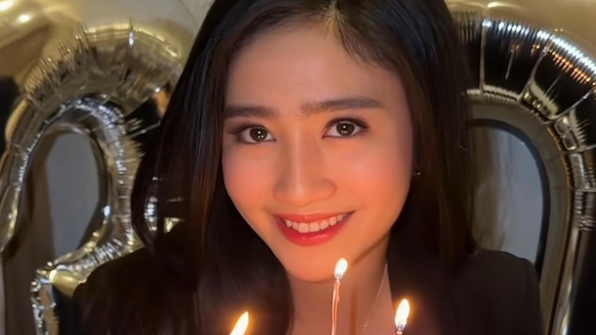 Potret Febby Rastanty Tiup Lilin Rayakan Usia Genap 30 Tahun Dibalut Busana Semi Formal