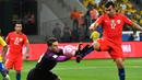 Gelandang Cile, Gary Medel, berebut bola dengan kiper Brasil, Ederson, pada laga kualifikasi Piala Dunia 2018 di Stadion Allianz Parque, Sao Paulo, Selasa (10/10/2017). Brasil menang 3-0 atas Cile. (AFP/Nelson Almeida)