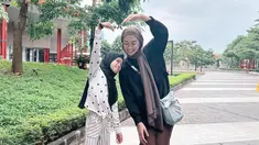 Melalui unggahannya pada 5 Agustus 2022, Poppy Bunga ungkap jika anak perempuannya ingin belajar berhijab. Bintang sinetron Ku Pinang Kau Dengan Bismillah ini juga menuliskan bahwa dirinya merasa terharu dengan keinginan putri sulungnya yang ingin belajar mengubah penampilannya dengan berhijab. (Liputan6.com/IG/poppybungariphat)