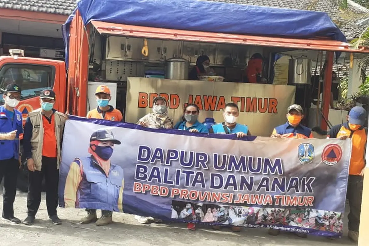 Pemprov Jatim menyediakan dapur umum khusus untuk anak pengungsi Semeru. (Dian Kurniawan/Liputan6.com)
