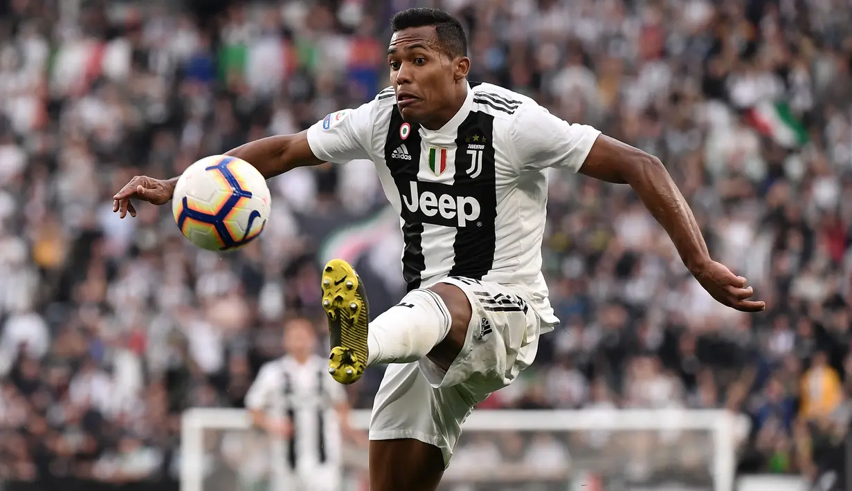 Bek Juventus, Alex Sandro, mengontrol bola saat melawan Fiorentina pada laga Serie A 2019 di Stadion Juventus, Sabtu (20/4). Juventus menang 2-1 atas Fiorentina. (AFP/Marco Bertorello)
