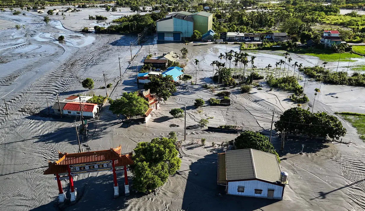 Foto udara menunjukkan sebagian wilayah Kota Guangfu terendam banjir setelah danau penghalang meluap di Hualien pada Kamis 25 September 2025, menyusul hujan deras ketika Topan Super Ragasa melanda Taiwan. (I-Hwa Cheng/AFP)