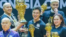 Baim Wong sedang bungah. Pasalnya, klub basket Satria Muda Pertamina menjadi juara di ajang IBL 2022 setelah menjinakkan Pelita Jaya dengan skor meyakinkan 89-74. Lewat akun Instagram terverifikasinya, Chairman Klub Satria Muda Pertamina itu membagikan sejumlah momen saat timnya menggenggam piala di Bandung, Jawa Barat, Minggu (28/8/2022). (Foto: Dok. Instagram @baimwong)