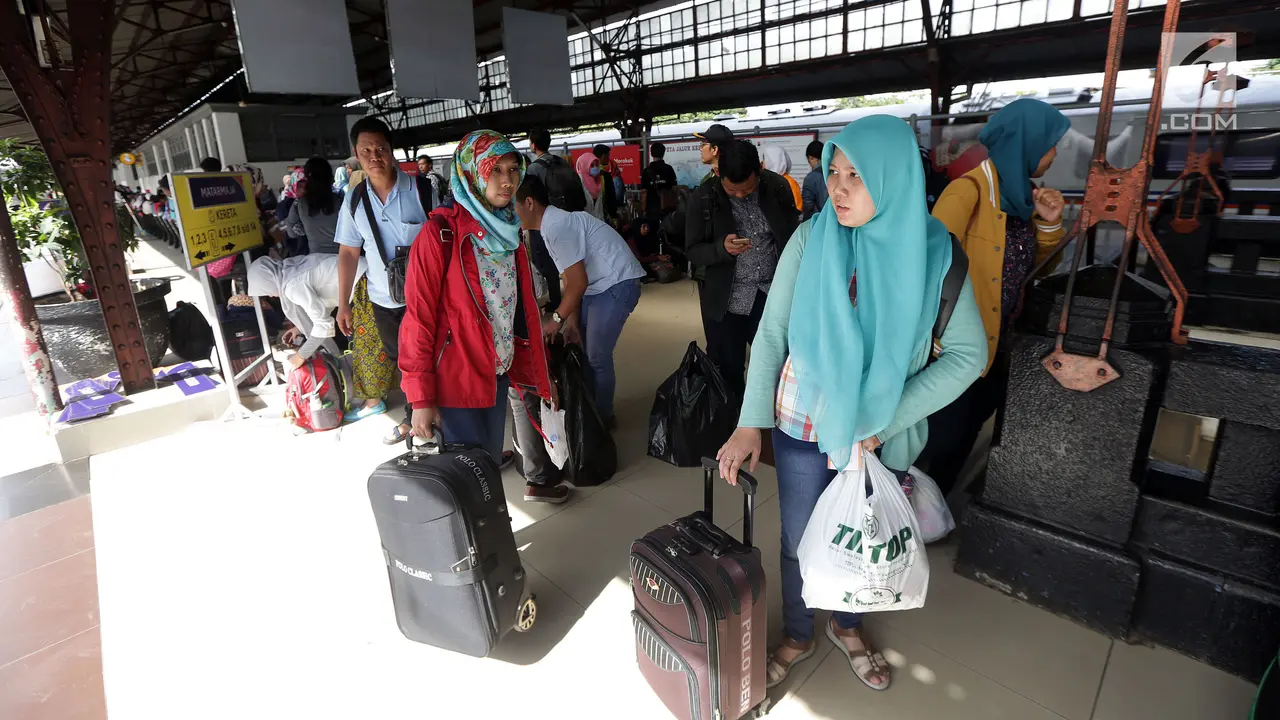 PHOTO: Suasana Stasiun Pasar Senen Jelang Libur Natal dan Tahun Baru